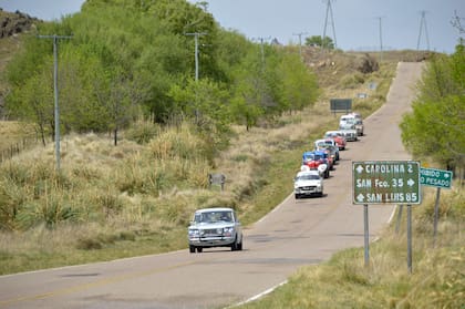 El FIAT 1500 berlina de Jorge Perez Companc y José Volta empieza a recorrer un prime de la segunda jornada del GPAH, en San Luis; las tripulaciones de punta poco pueden disfrutar el paisaje, por su alta concentración en el camino y el instrumental.