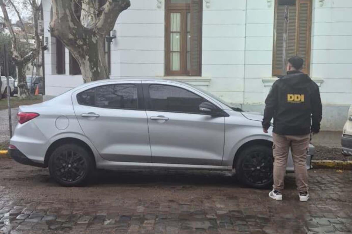 El Fiat Cronos con el que los dos delincuentes iniciaron el escape