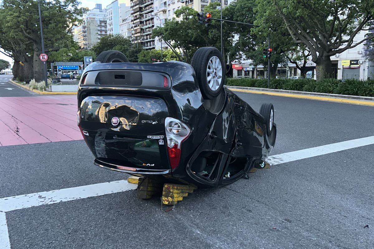 El Fiat Palio volcado en medio de la avenida 9 de Julio tras el choque