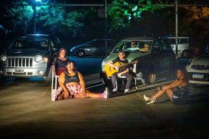 El FIBA se abrió con Comizi d’amore, de Italia, bajo el formato de autoteatro, apenas para 25 autos, y con transmisión en directo por la plataforma de Cultura