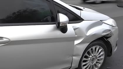 El Fiesta gris quedó con daños sobre la parte derecha de la trompa