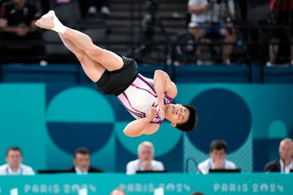 El filipino Carlos Yulo compite en las finales de ejercicios en la gimnasia artística de los Juegos Olímpicos, el sábado 3 de agosto de 2024. (AP Foto/Charlie Riedel)