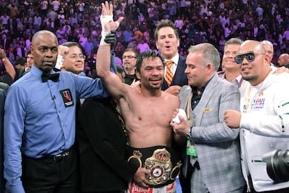 El filipino le ganó por puntos al norteamericano Keith Thurman y se convierte en el campeón mundial mas viejo de la categoria welter