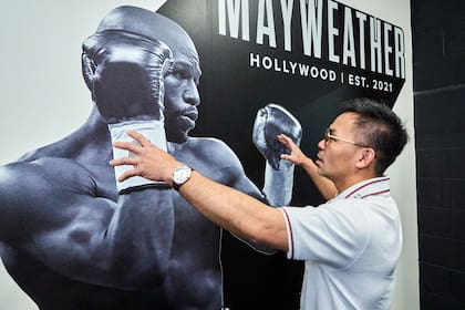 El filipino Manny Pacquiao posa frente a una imagen de Floyd Mayweather Jr.; el enfrentamiento finalmente fue cancelado