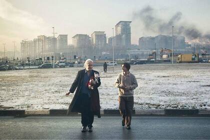 El film está ambientado en una pequeña localidad italiana que, en los años 80, fue noticia al descubrirse que una aristócrata local explotaba a los campesinos