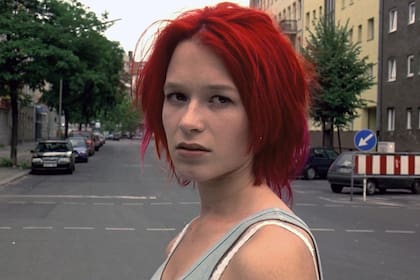 El film protagonizado por Franka Potente y dirigido por Tom Tykwer, se convirtió en un fenómeno a nivel mundial por su estética disruptiva y su original ritmo