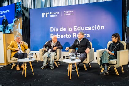 El filósofo Alejandro Piscitelli, el investigador y director del Área de Educación de la Universidad Torcuato di Tella Mariano Narodowski y la Doctora en Sociología de la Educación e investigadora del CIPPEC Cecilia Veleda debatiendo sobre la escuela que viene.