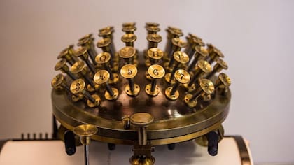 El filósofo Friedrich Nietzsche utilizó una esfera de escribir, un tipo de teclado, tras su pérdida de visión