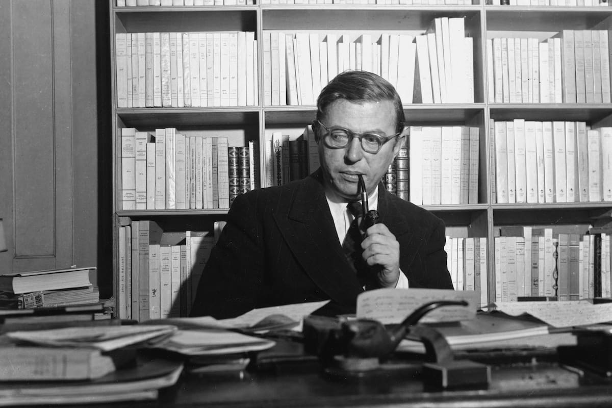 El filósofo Jean-Paul Sartre en su estudio de Paris, en noviembre de 1948.