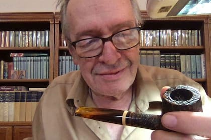 El filósofo Olavo de Carvalho, ideólogo del gobierno del presidente brasileño, es fanático de las pipas