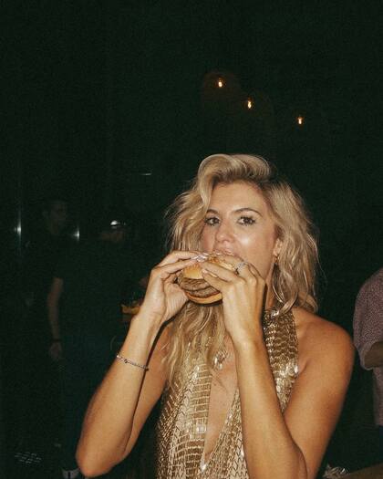 El fin de fiesta fue con hamburguesas y papas fritas.