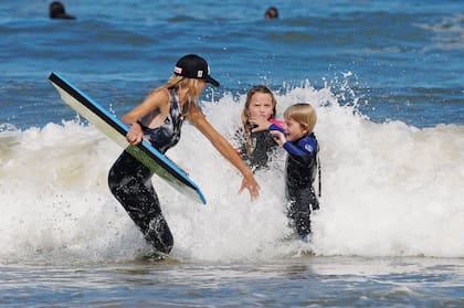El fin de semana pasado barrenó las olas junto a sus hijos menores, Isabel (8) y Francisco (5).