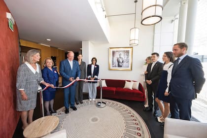 El fin de semana pasado Charlene también participó en uno de los homenajes a Raniero III que se están llevando a cabo con motivo de los cien años de su nacimiento. En la imagen se ve a la familia real de Mónaco inaugurando el Salón Raniero III.