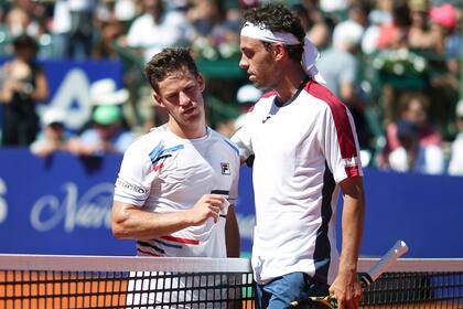 El final: Cecchinato y Schwartzman se saludan en la red tras un partido que el italiano dominó con comodidad.
