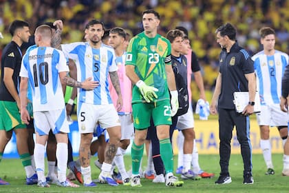 El final, con derrota en Ecuador: Emiliano "Dibu" Martínez -capitán-,junto a Leandro Paredes y Franco Mastantuono