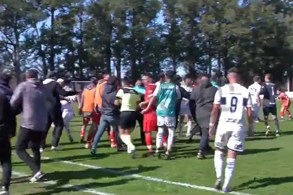 El final de Gimnasia - Huracán, en la Reserva, fue un caos