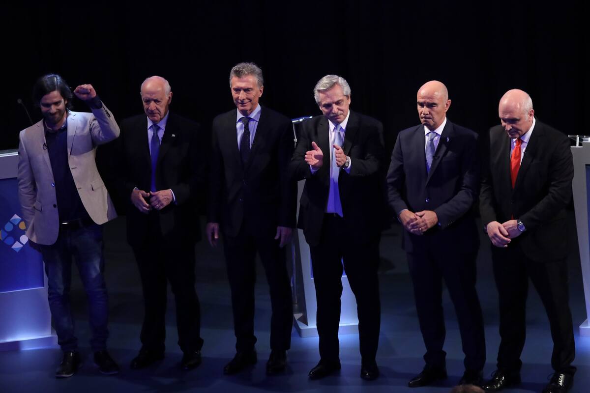 El final del debate, los candidatos saludan al publico