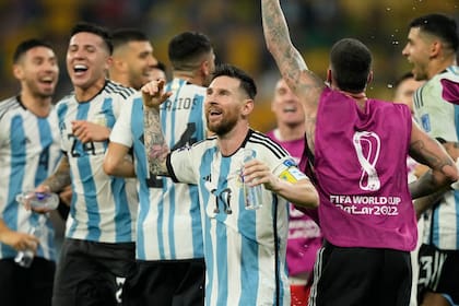 El final del partido: Messi lidera incluso la celebración de la selección