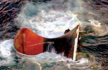 El final: una nube de espuma marina envuelve la proa del Prestige; segundos después cayó a más de 3.500 metros de profundidad