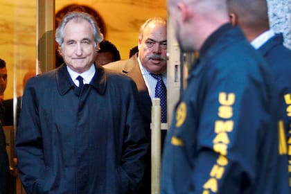 El financiero Bernard Madoff abandonaba así el Tribunal de Distrito de los Estados Unidos en Manhattan después de una audiencia de fianza en Nueva York, el lunes 5 de enero de 2009.