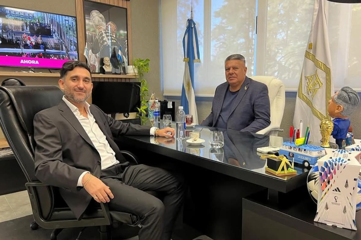 El financista Maximiliano Vallejo y Claudio "Chiqui" Tapia, el jefe de la Asociación del Fútbol Argentino (AFA)