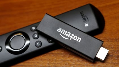 El Fire TV es un reproductor multimedia de Amazon que se enchufa directo al televisor, como el Chromecast de Google
