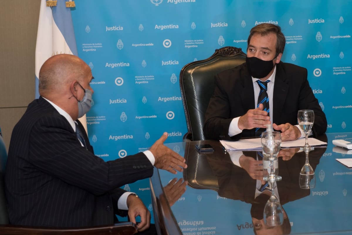 El fiscal Carlos Rívolo, presidente de la Asociación de Fiscales, y el ministro de Justicia, Martín Soria