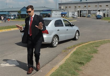 El fiscal Cristian Citterio, ayer, al salir de la cárcel de Ezeiza, adonde fue a tomarle declaración a Martín Lanatta