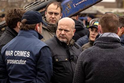 El fiscal de la CPI, Karim Khan, viajó a Ucrania en abril de 2022 para participar en el inicio de las investigaciones por los crímenes presuntamente cometidos por las fuerzas rusas.