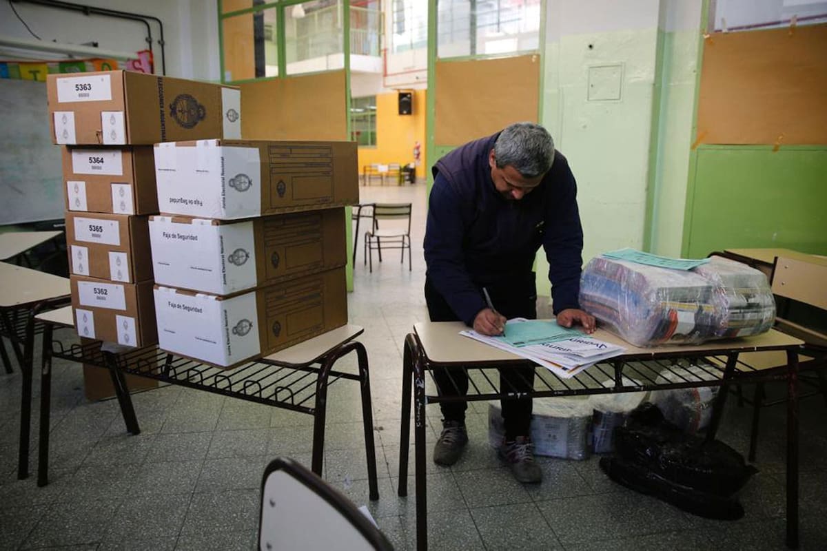 El fiscal de mesa debe contar con el permiso de un partido político