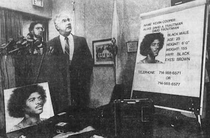 El fiscal del distrito de San Bernardino (izquierda) y el sheriff Floyd Tidwell presentan las fotografías de Kevin Cooper el 9 de junio de 1983