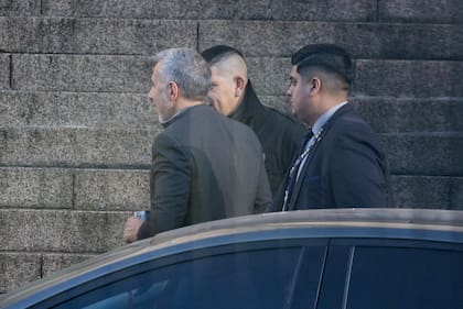 El fiscal Diego Luciani en el ingreso a los tribunales de Comodoro Py