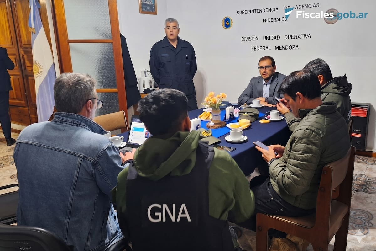 El fiscal federal Fernando Alcaraz coordina los allanamientos realizados en mayo de 2024 con los representantes de la Policía Federa y la Gendarmería Nacional