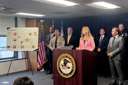 El fiscal federal Martin Estrada observa a la titular de la Administración de Control de Drogas, Anne Milgram, durante una conferencia de prensa, el martes 18 de junio de 2024, en Los Ángeles. (AP Foto/Jamie Ding)