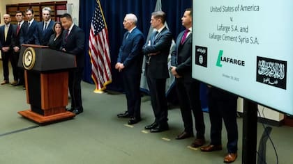 El fiscal federal para el Distrito Este de Nueva York, Breon Peace, habla con la prensa el martes tras culpabilidad de la empresa cementera Lafarge en acuerdos con Estado Islámico