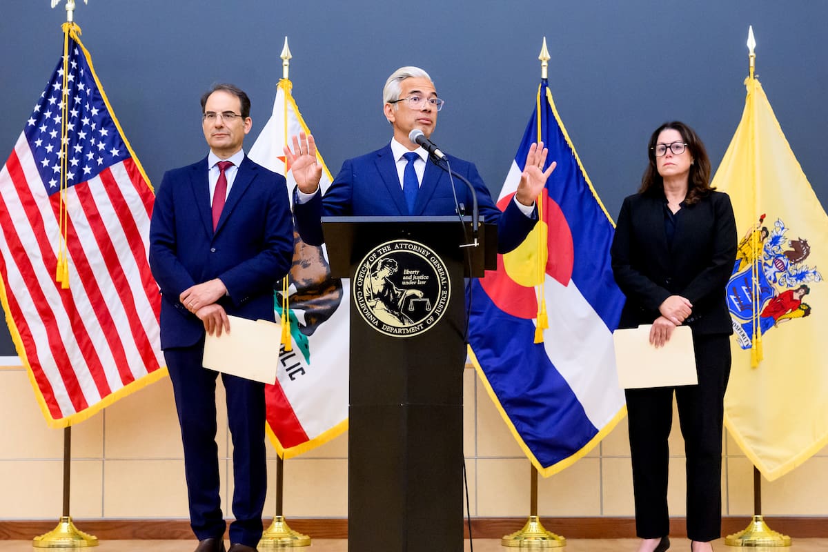El fiscal general de California Rob Bonta discute una demanda contra Meta en una conferencia de pren