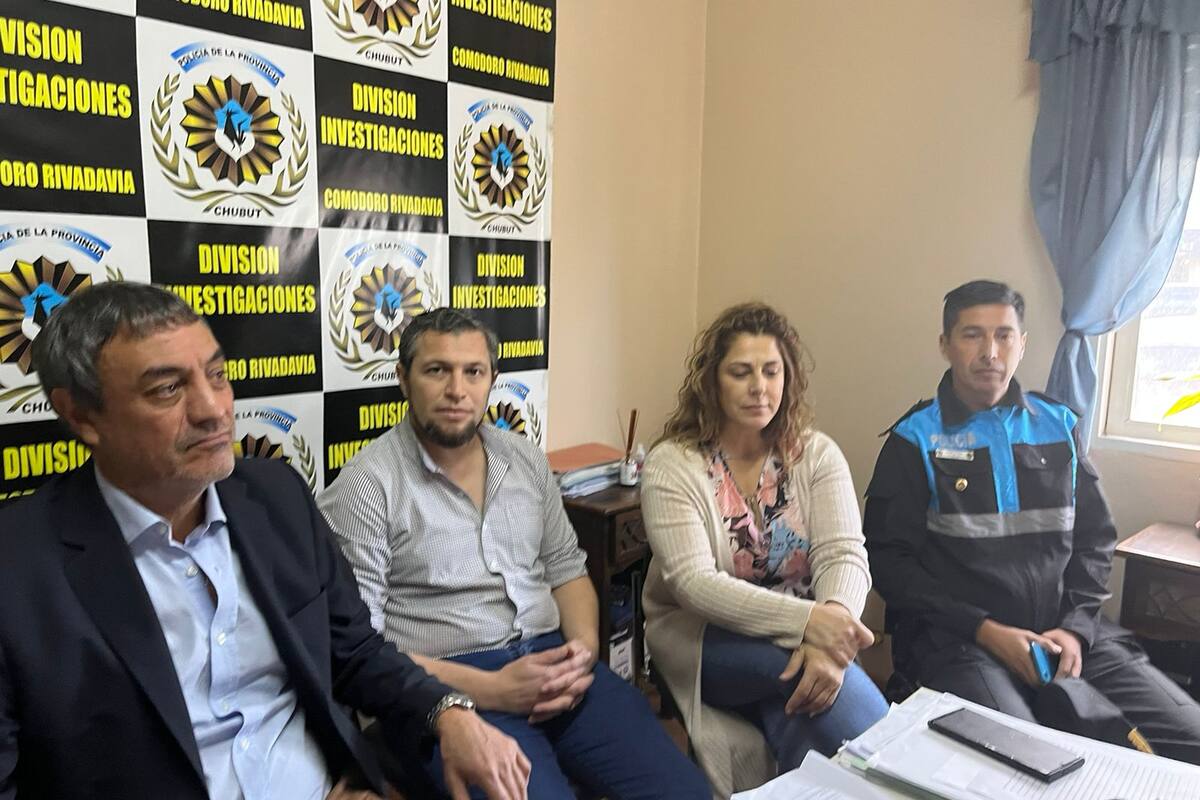 El fiscal general de Comodoro Rivadavia, Juan Carlos Caperochipi (izquierda); el jefe de la División de Investigaciones Policiales (DIP) de Comodoro Rivadavia, Pablo Lobos; la fiscal Andrea Serer, y el jefe de la Unidad Regional, Cristian Ansaldo, los investigadores del caso de gatillo fácil en Chubut