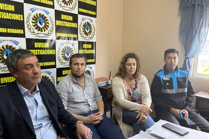 El fiscal general de Comodoro Rivadavia, Juan Carlos Caperochipi (izquierda); el jefe de la División de Investigaciones Policiales (DIP) de Comodoro Rivadavia, Pablo Lobos; la fiscal Andrea Serer, y el jefe de la Unidad Regional, Cristian Ansaldo
