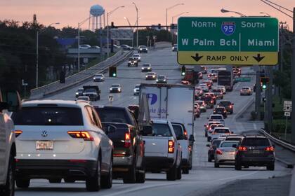 El fiscal general de Florida apuntó contra los estados santuarios y aseguró que intensificará las inspecciones vehiculares en los puntos de control
