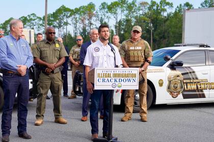 El fiscal general de Florida, James Uthmeier, anunció una investigación contra jurisdicciones que otorgan licencias de conducir a extranjeros sin estatus legal