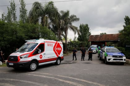 La policía y una ambulancia en la puerta del barrio San Andrés, de Rincón de Milberg, Tigre, tras la muerte de Diego Armando Maradona