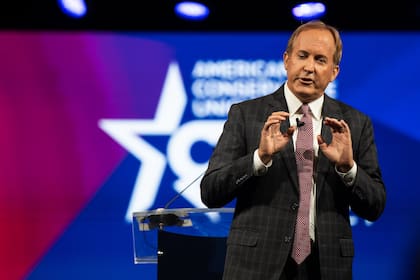 El Fiscal General de Texas, Ken Paxton, habla durante la Conferencia de Acción Política Conservadora de 2021 en Dallas, Texas