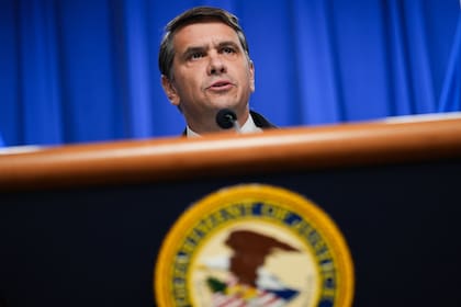 El fiscal general interino, Todd Blanche, describió las medidas de Virginia como políticas "antifuerzas del orden" diseñadas para generar riesgos para los agentes federales