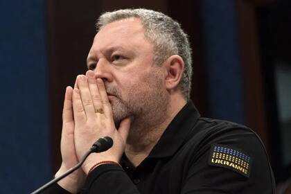 El fiscal general ucraniano, Andriy Kostin, escucha previo a testificar ante la Comisión de Asuntos Exteriores de la Cámara de Representantes de Estados Unidos sobre los crímenes de guerra cometidos por Rusia en Ucrania, el miércoles 19 de abril de 2023, en el Capitolio, en Washington, Estados Unidos