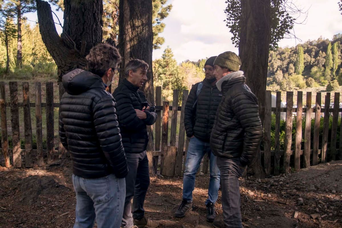 El fiscal Martín Lozada (derecha) no pudo ingresar al terreno tomado de Cuesta del Ternero: le exigen que remueva los controles policiales