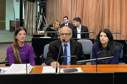 El fiscal Osorio junto a la fiscal Garmendia, a la derecha de la imagen, en el inicio del debate