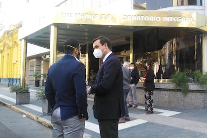 El fiscal Pedro Gallo durante las inspecciones que se realizaron hoy en el Sanatorio Luz Médica