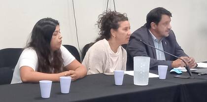 El fiscal pidió una pena de cumplimiento efectivo para la exministra Cecilia Torres Otarola (centro) y la devolución de los sueldos "ñoquis",