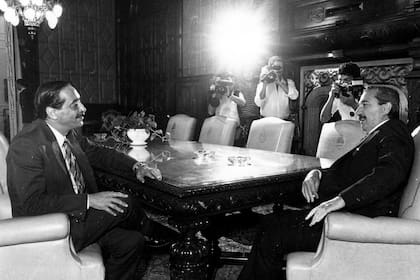 El fiscal Strassera junto a Raul Alfonsín. Recuerda Julián: "Cuando mi padre se estaba yendo, Alfonsín le dijo: 'Lo único que le pido es que no se vuelva loco'. A lo que mi viejo respondió: 'Demasiado tarde, señor Presidente'".