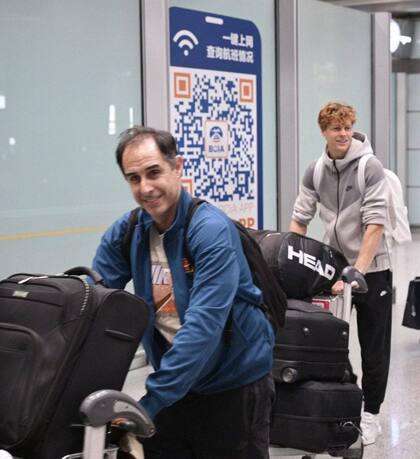 El fisioterapeuta argentino Resnicoff, nuevo integrante del equipo de Jannik Sinner, llegando a China con el N° 2 del mundo
